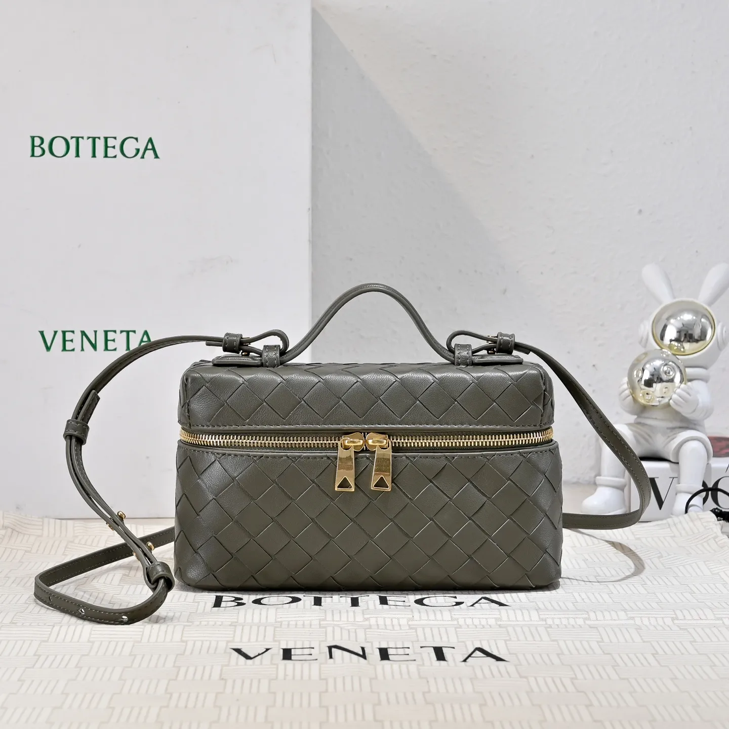 Batch 1360 Bottega Veneta 24 spring and summer woven zipper crossbody bag. A crossbody bag that can be used as a cosmetic bag. The exquisite weaving and compact body are an indispensable accessory for the upcoming summer. The double zipper also better protects the bag. It has a large capacity. If you like it, don’t miss it. Style number: 9109 Size: 22*12.5*5cm